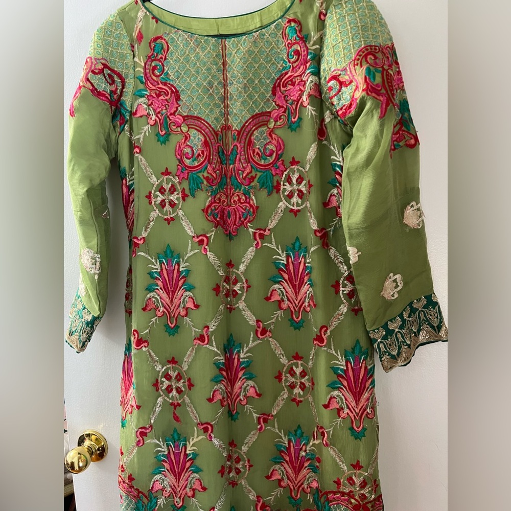 Medium-size dress. Green shades used 1 time